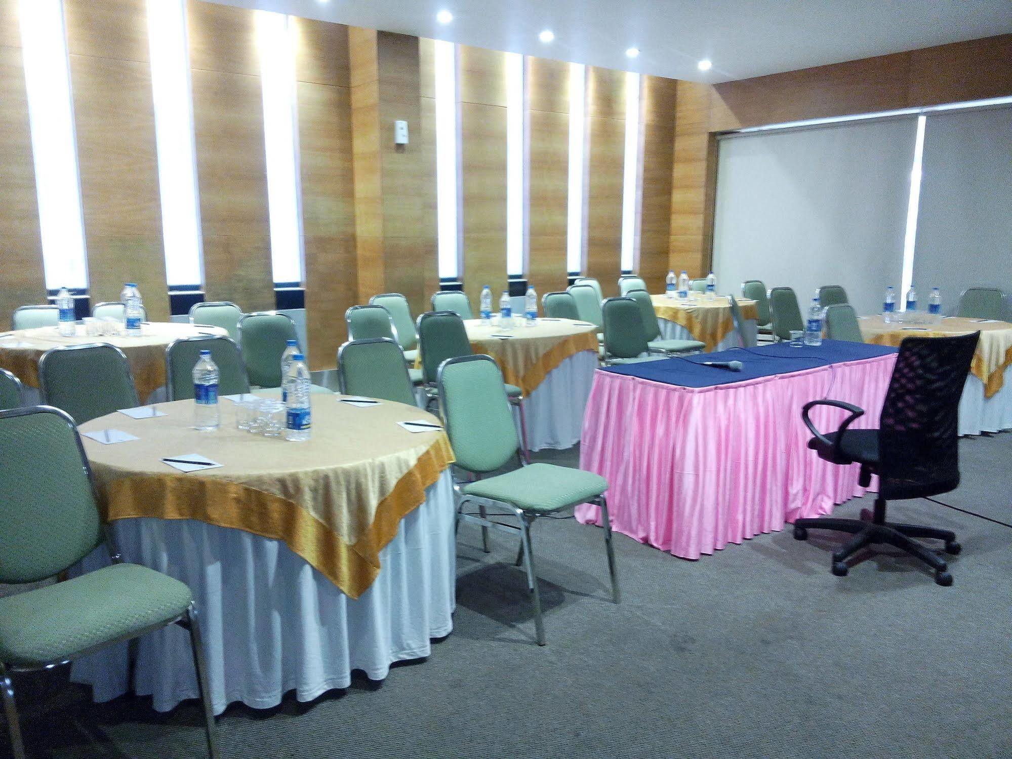 Ginger Kochi Mg Road Hotel Exterior photo